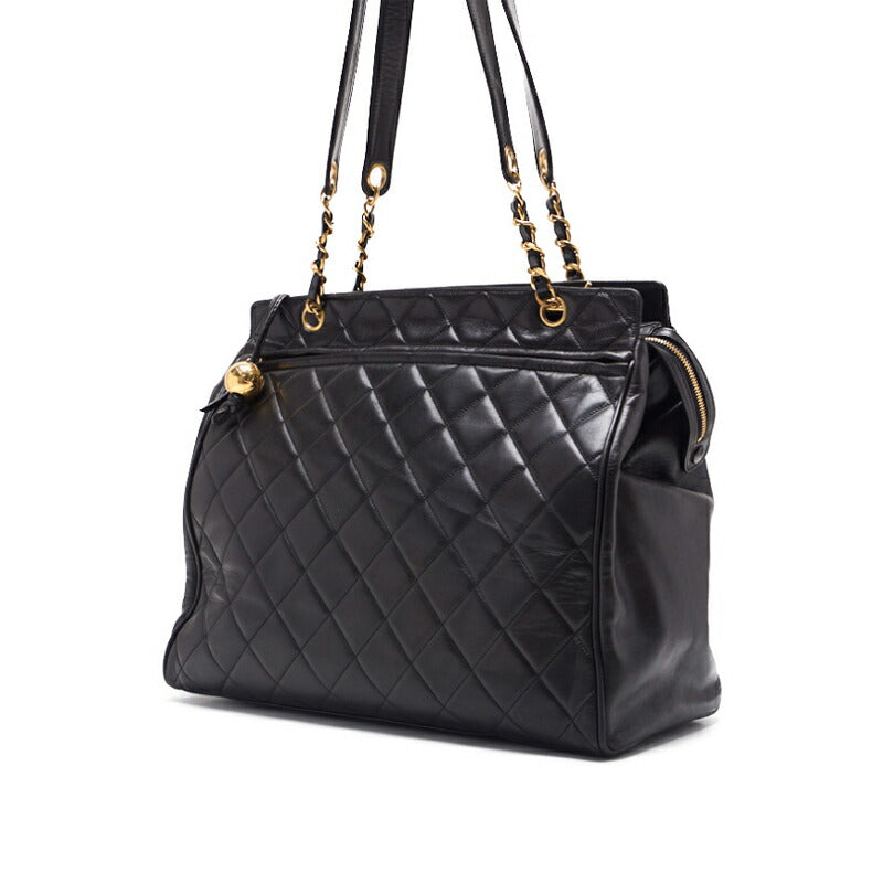 Pre-Owned Schultertasche Matelassé mit Kugelanhänger Doppelkette Lammleder Schwarz Goldfarbene Hardware Pre-Owned