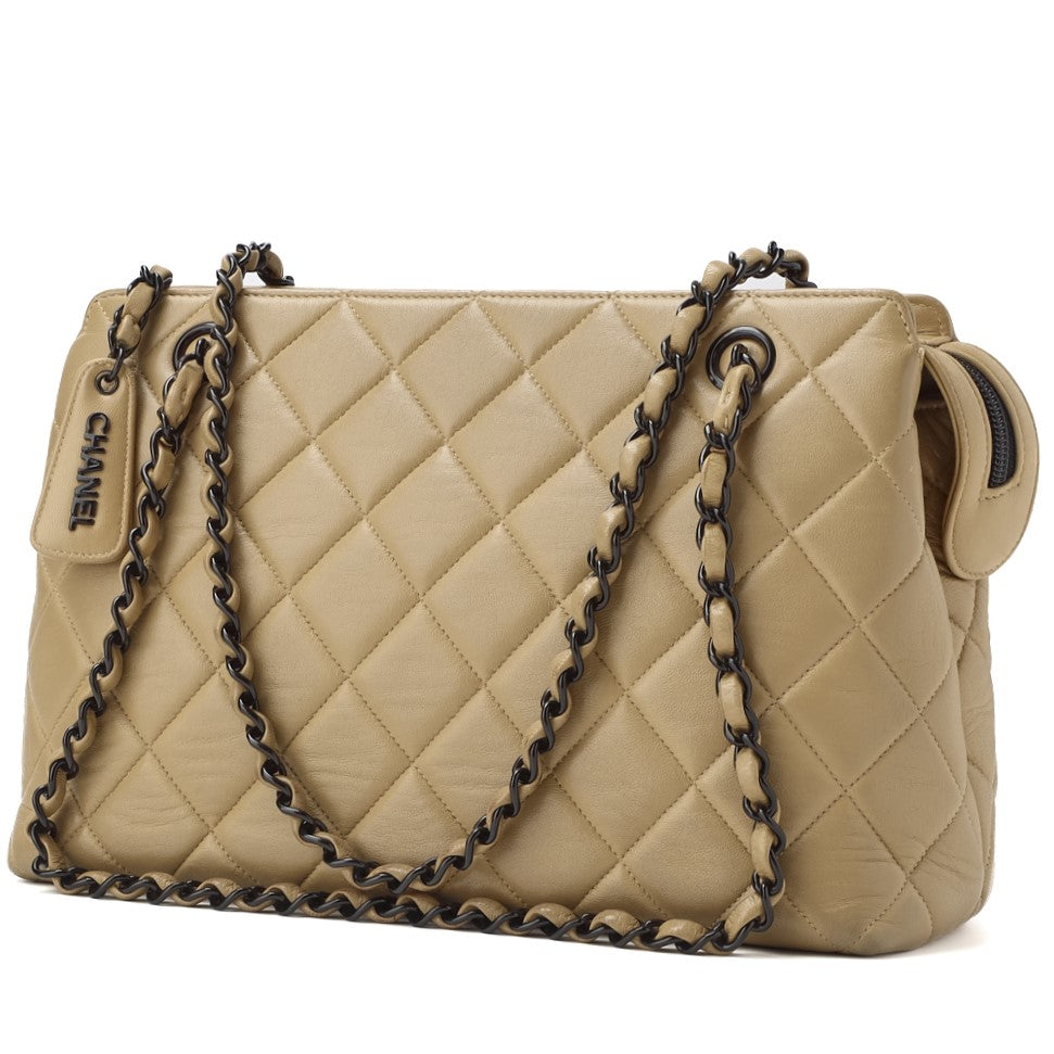 Pre-Owned Schultertasche Matelassé Logo Charm Doppelkette Lammleder Beige Goldfarbene Hardware Pre-Owned