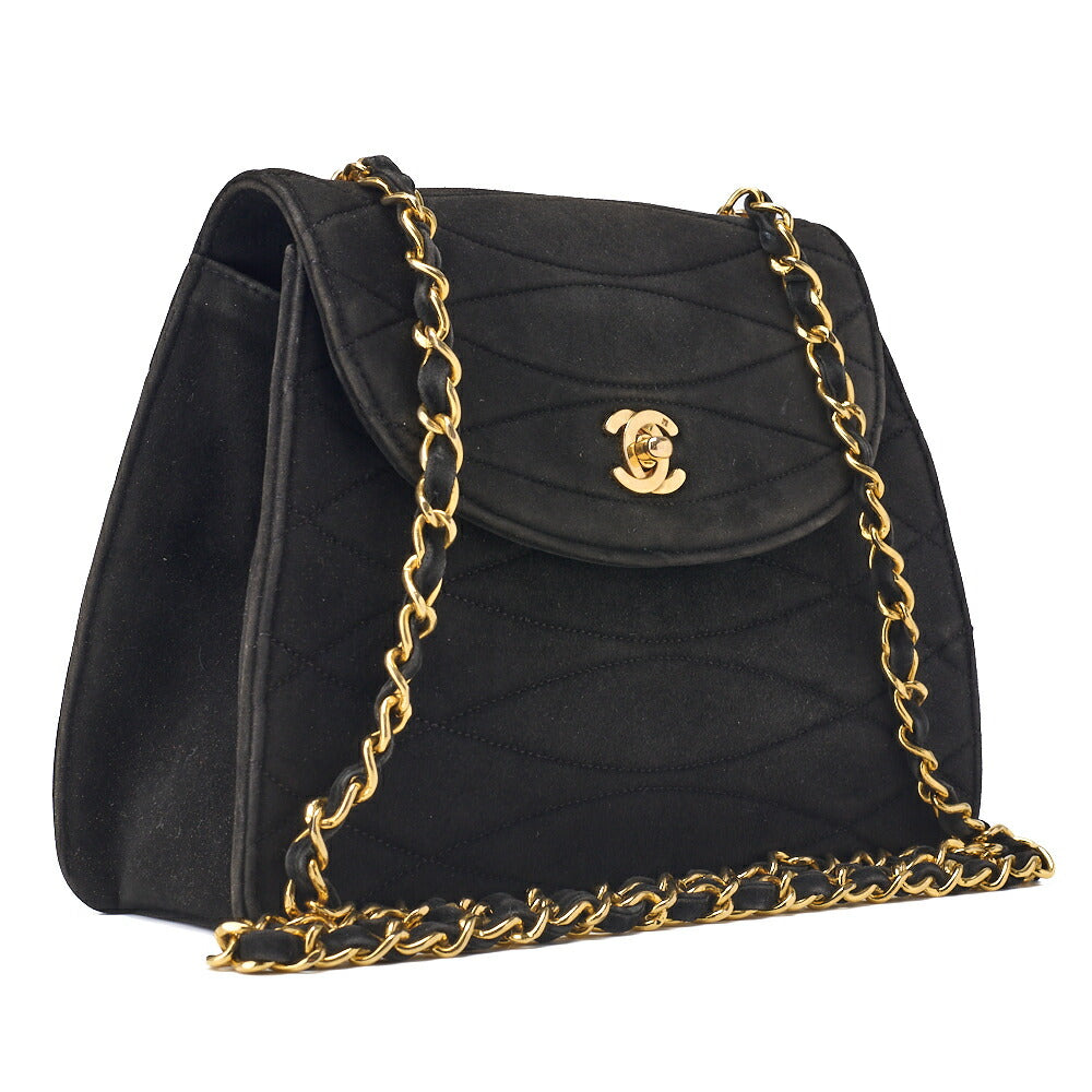 Gebrauchte Schultertasche mit runder Klappe, Drehverschluss, Kette, Schulterriemen, Wildleder, schwarz, goldfarbene Hardware, gebraucht
