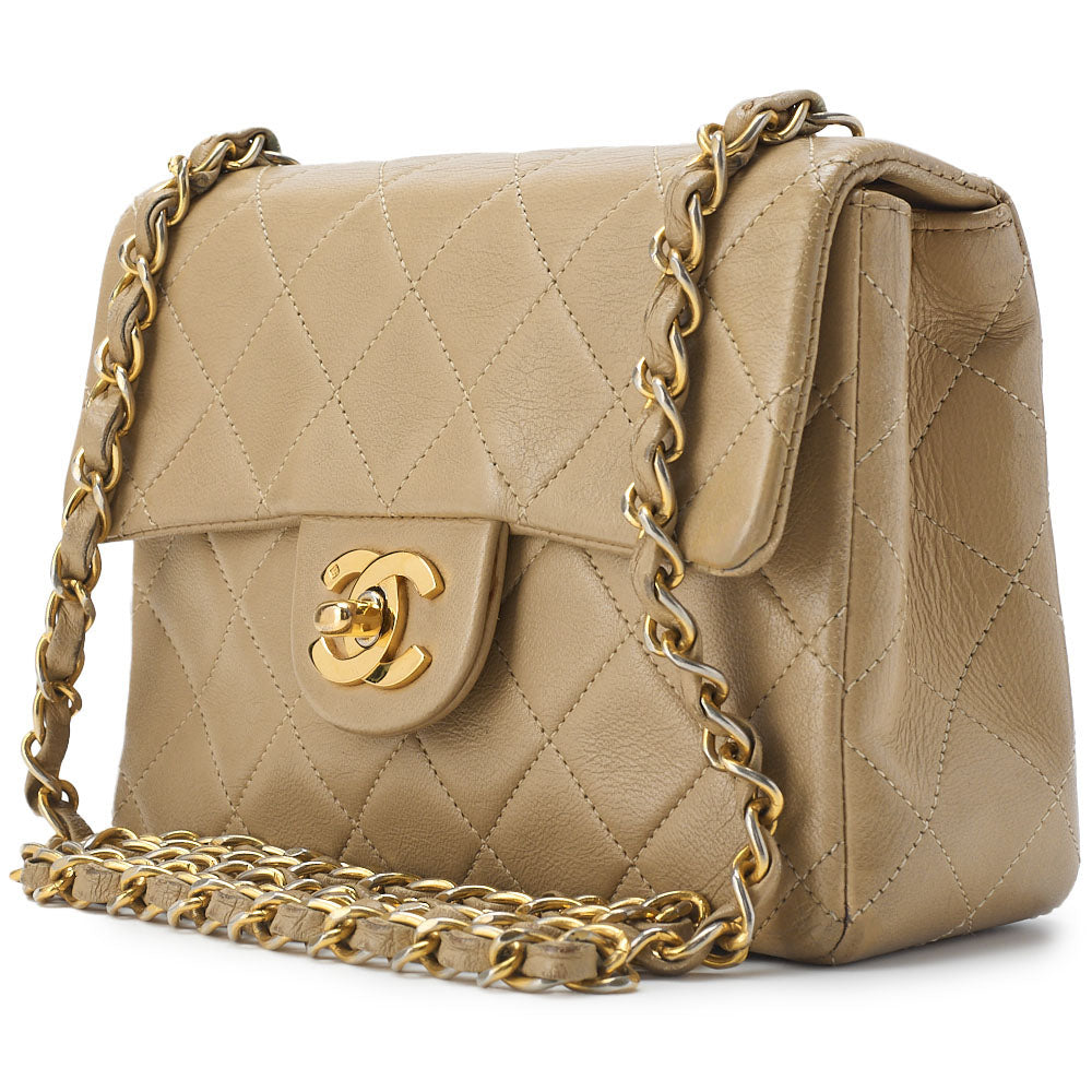 Pre-Owned Mini Schultertasche Matelassé Drehverschluss Kette Lammleder Beige Goldfarbene Hardware Pre-Owned