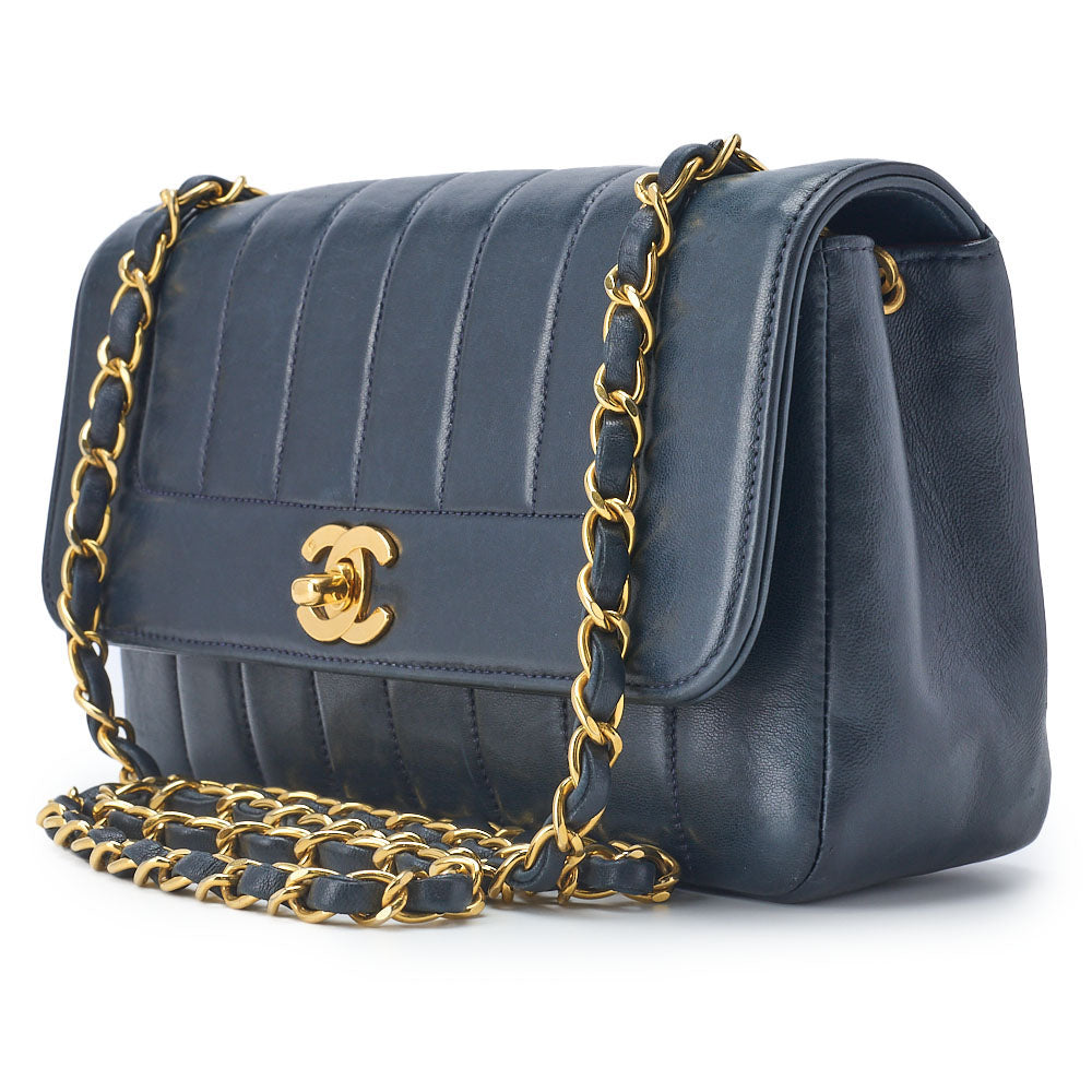 Gebrauchte Umhängetasche, Mademoiselle Drehverschluss, Schulterkette, Lammleder, Marineblau, Goldfarbene Metallteile, Gebraucht