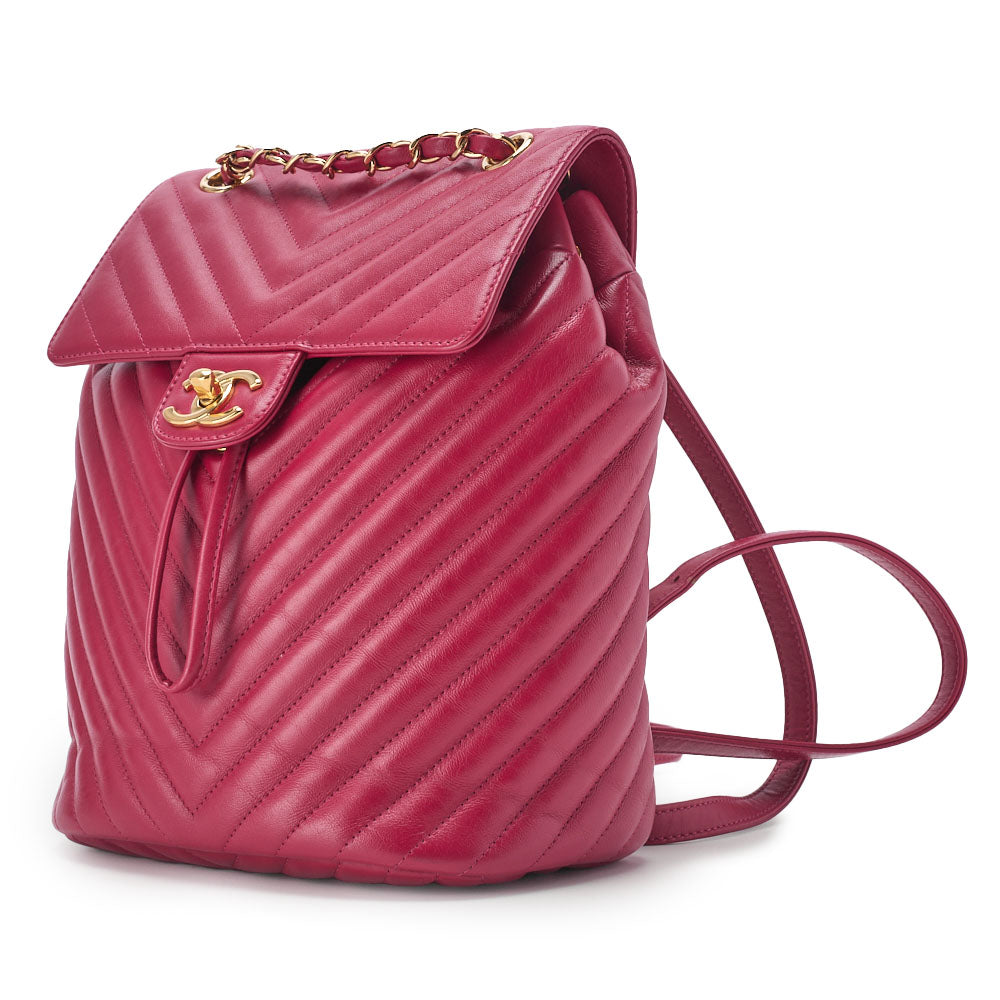 Gebrauchte Schulter-Rucksacktasche mit V-Stich und Drehverschluss aus Lammleder in Pink mit goldfarbenen Metallteilen