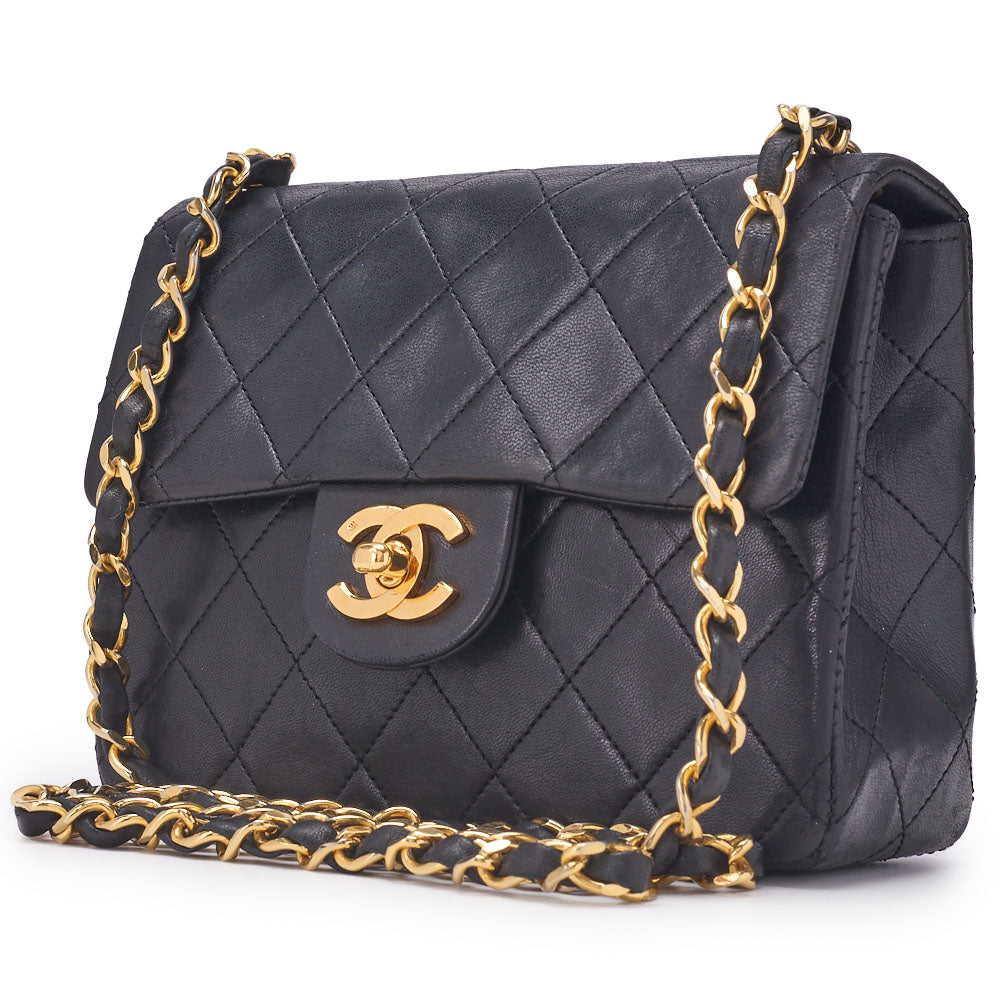 Pre-Owned Chain Shoulder Bag Mini Matelassé Lammleder Schwarz Goldfarbene Hardware Pre-Owned