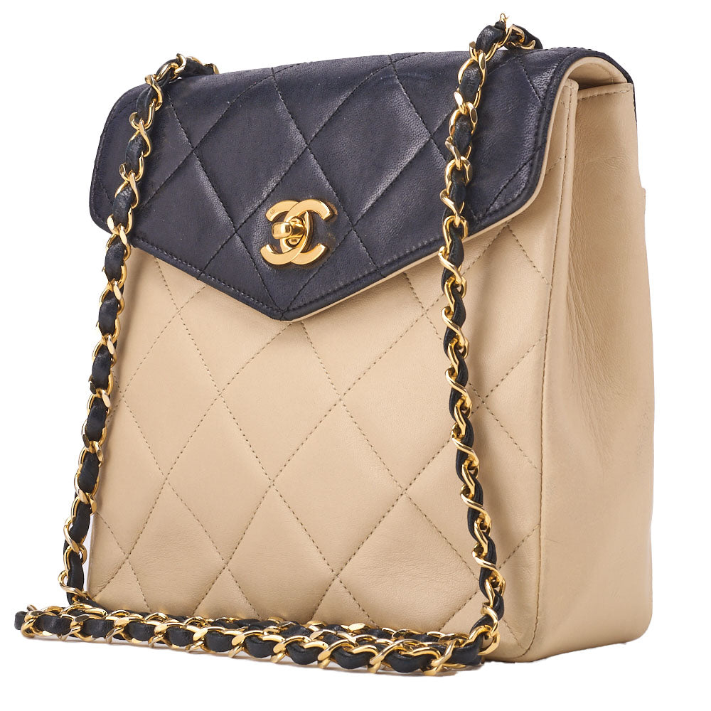 Pre-Owned Schultertasche Matelassé Drehverschluss Lammleder Beige Goldfarbene Hardware Pre-Owned