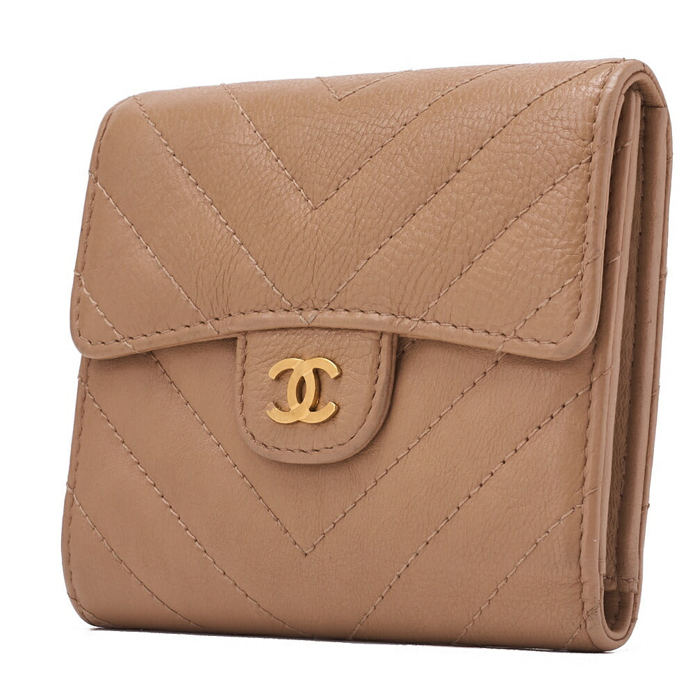Gebrauchte dreifach faltbare Geldbörse mit V-Stich, Leder, Beige, goldfarbene Metallteile