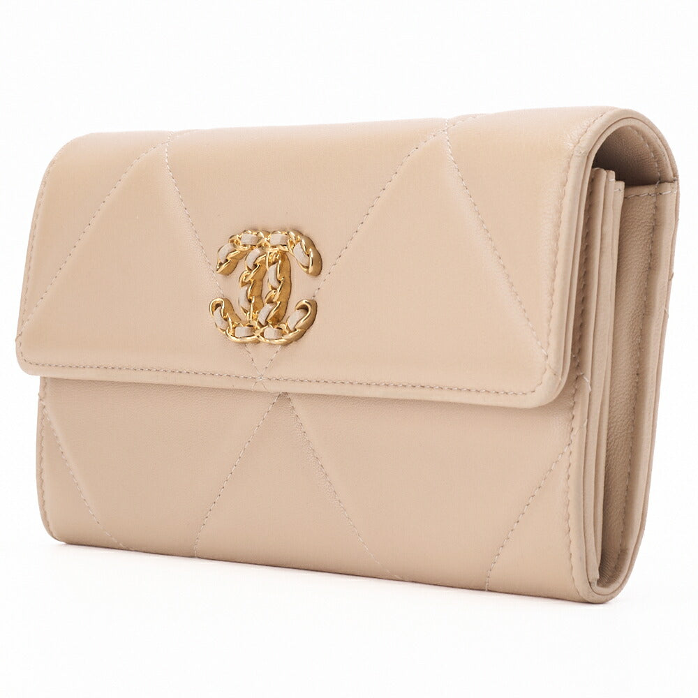 Pre-Owned 19 Bi-fold Long Wallet Matelassé Lammleder Beige Goldfarbene Hardware Pre-Owned