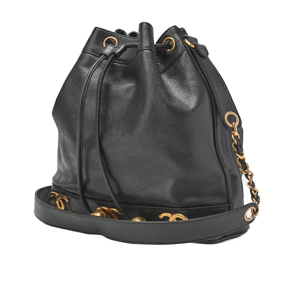 Gebrauchte Schultertasche mit Kette, Caviar Skin, dreifacher Coco-Kordelzug, Kugelanhänger, schwarze goldfarbene Metallteile, gebraucht