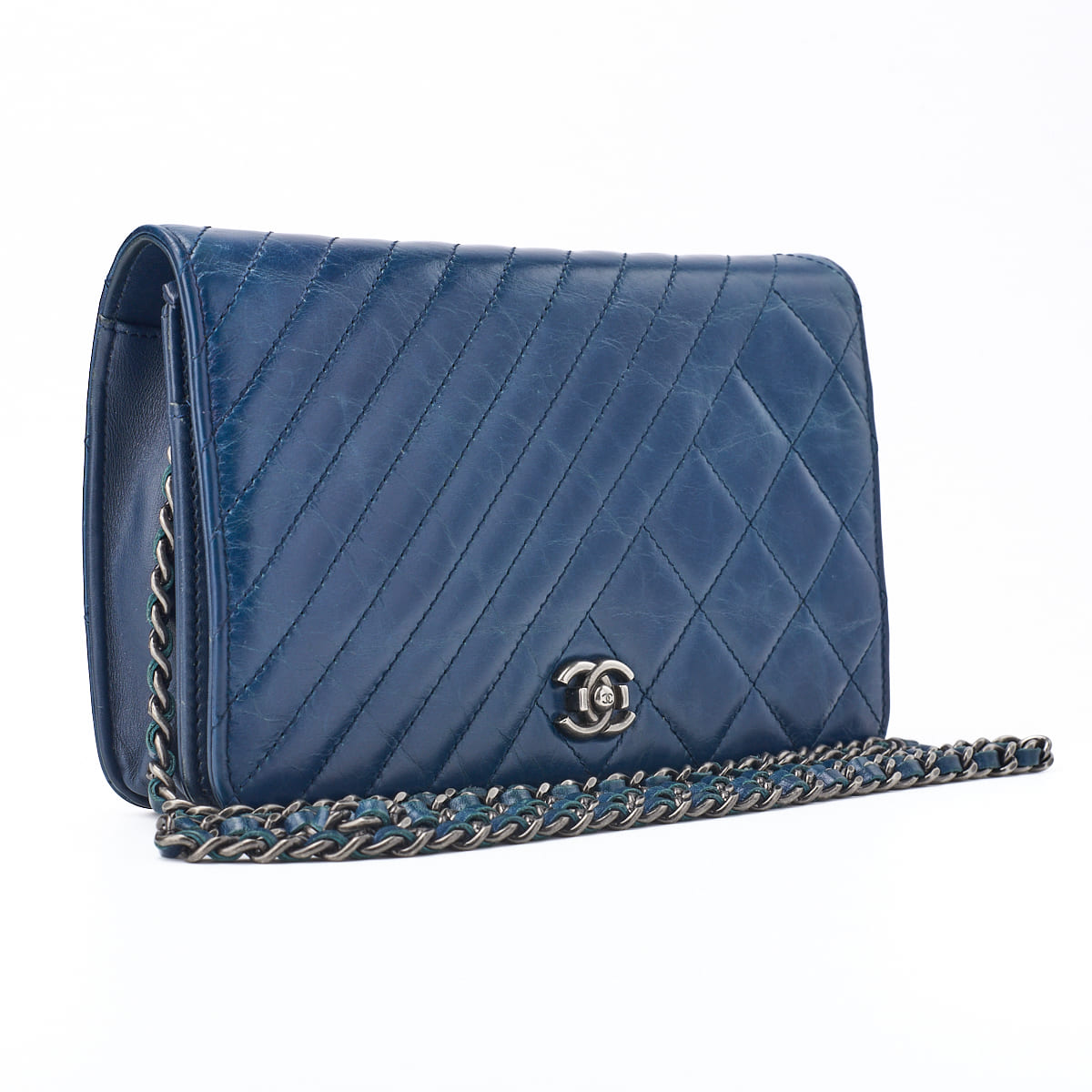 Gebrauchte Geldbörse mit Kette, diagonale Nähte, Matelassé, Vintage-Kalbsleder, blau, silberfarbene Metallteile, gebraucht