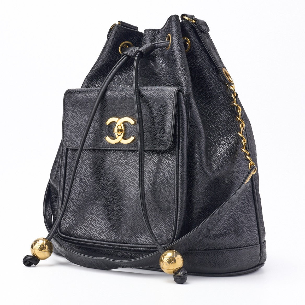 Gebrauchte Schulter-Rucksacktasche mit Kette, Außenklappe, Kordelzug, Kaviarhaut, Schwarz, goldfarbene Metallteile, gebraucht